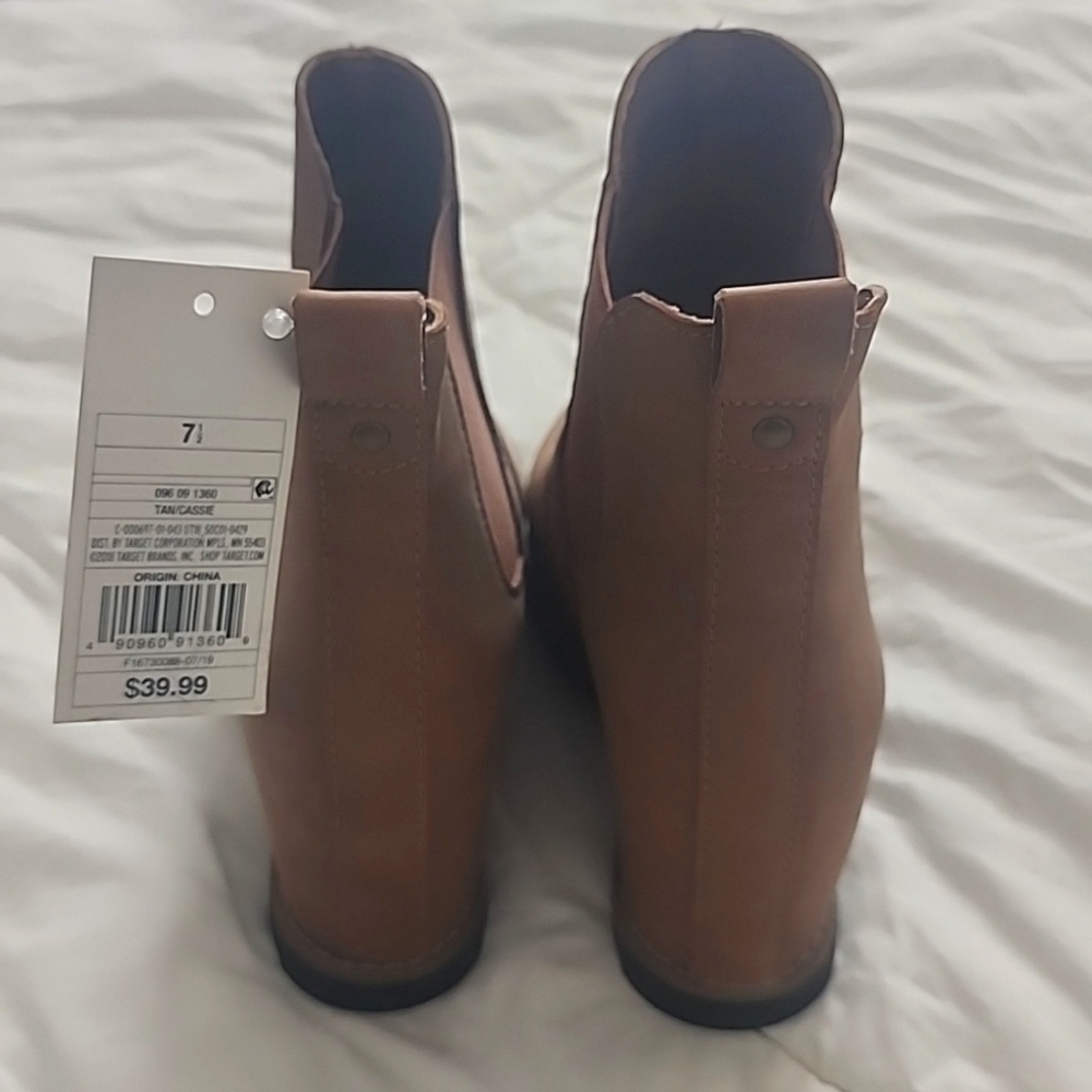 Boots - Picture 5 of 6